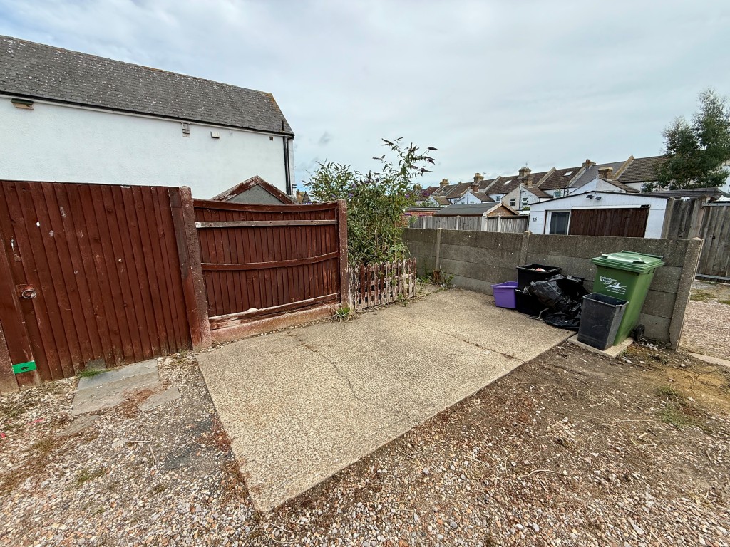 Lot: 201 - FLAT FOR IMPROVEMENT - Parking space